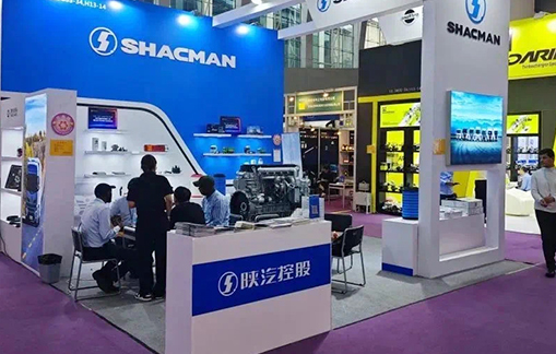 SHACMAN with Customers at the 135th Canton Fair